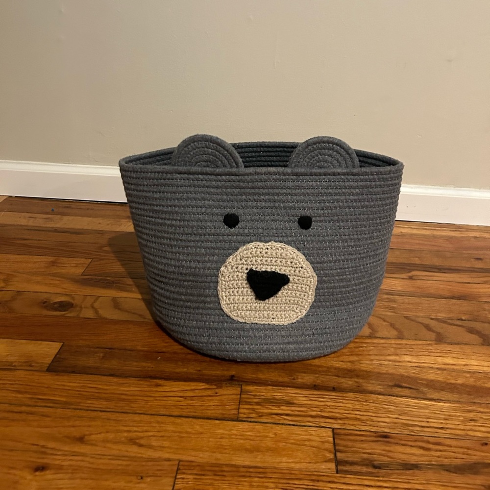 Medium coiled rope round basket, bear